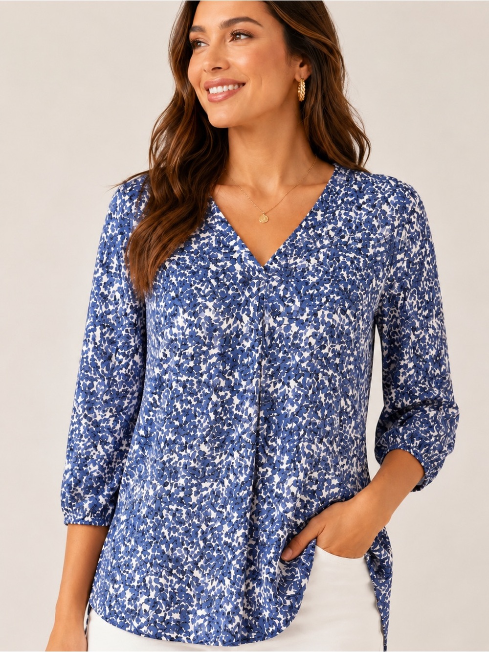 Vince Camuto Blue Floral V-Neck Blouse Medium 3/4 Sleeve Stretch Knit Hi-Low Hem